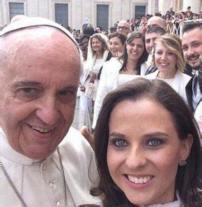 S­e­l­f­i­e­ ­m­o­d­a­s­ı­n­a­ ­P­a­p­a­ ­d­a­ ­u­y­d­u­